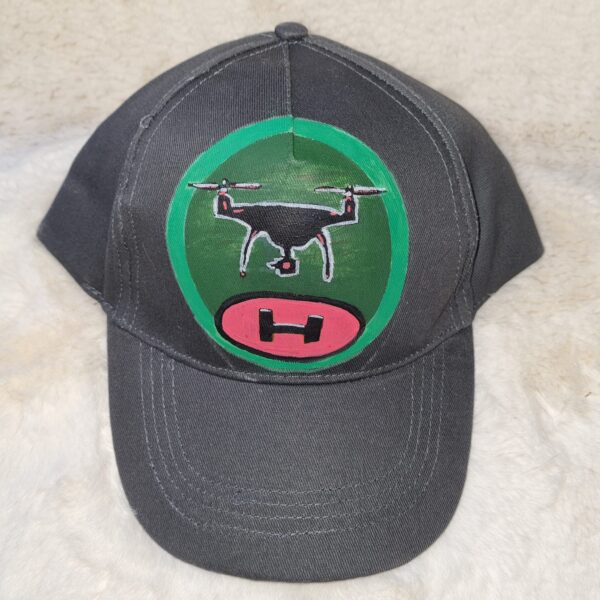 KC Unikat Cap M-002 Drohne und Landepad auf dunkler Cap