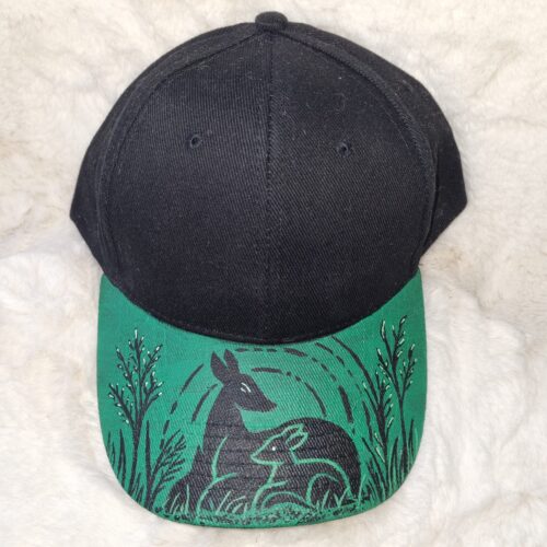 KC Unikat Cap M-009 Ricke und Kitz im Gras auf dunkler Cap