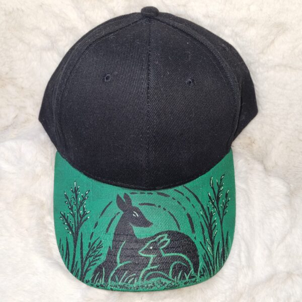 KC Unikat Cap M-009 Ricke und Kitz im Gras auf dunkler Cap