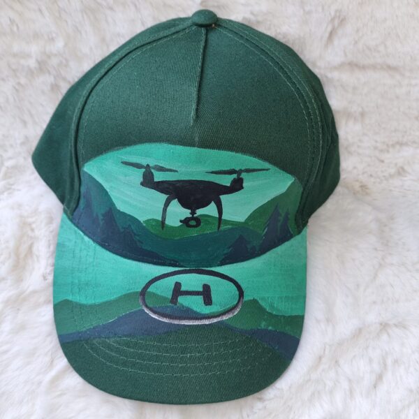 KC Unikat Cap M-015 Drohne über Landepad in Landschaft auf gruener Cap