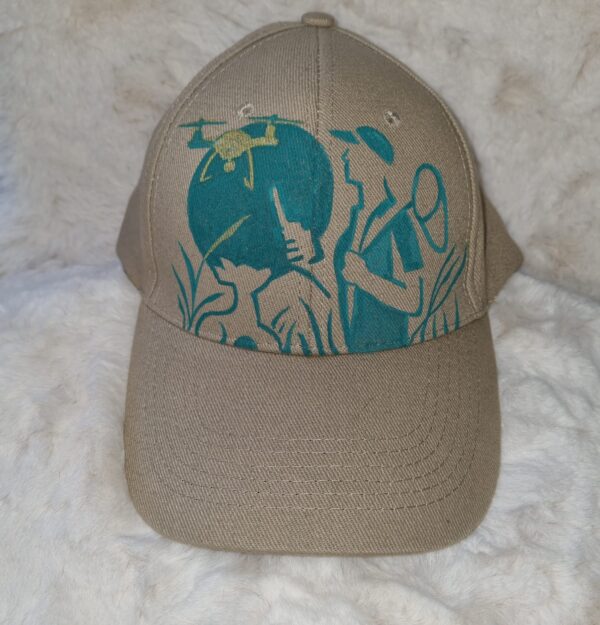 KC Unikat Cap M-020 Einsatzperson mit Drohne im Feld auf heller Cap