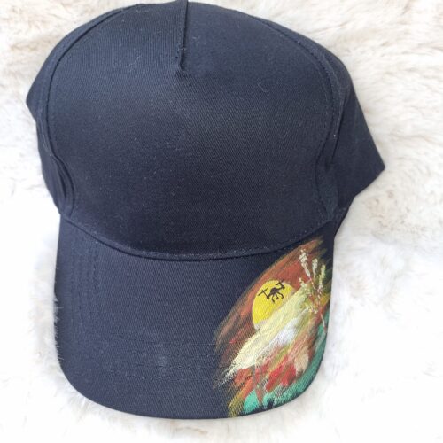 KC Unikat Cap M-025 Kitz im seitlichen Lichtfeld auf schwarzer Cap