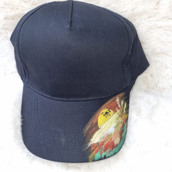 KC Unikat Cap M-025 Kitz im seitlichen Lichtfeld auf schwarzer Cap