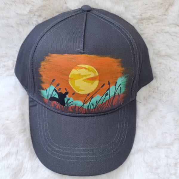 KC Unikat Cap M-027 Kitz im Gras verborgen vor Sonnenmotiv auf dunkler Cap