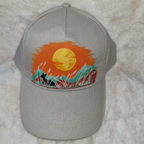 KC Unikat Cap M-029 Kitz in hellem Schilfgras vor Sonnenmotiv auf heller Cap