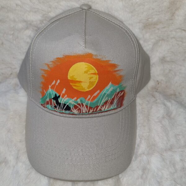 KC Unikat Cap M-029 Kitz in hellem Schilfgras vor Sonnenmotiv auf heller Cap