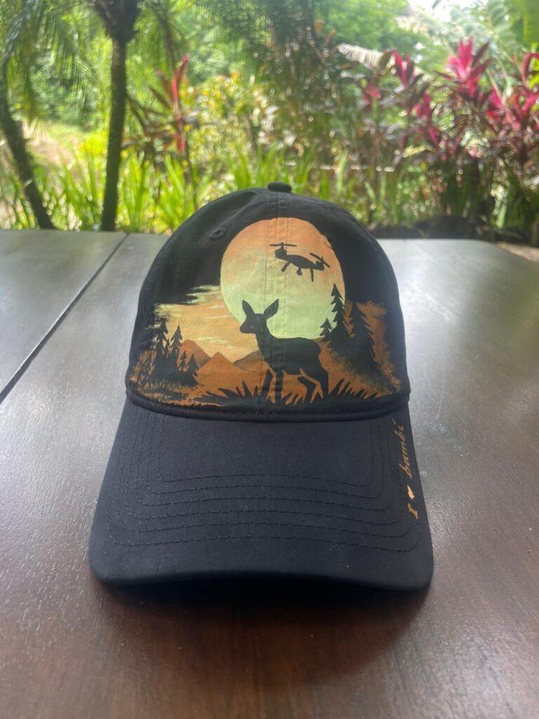 KitzCaps Cap mit Rehkitz Motiv auf einem Tisch fotografiert