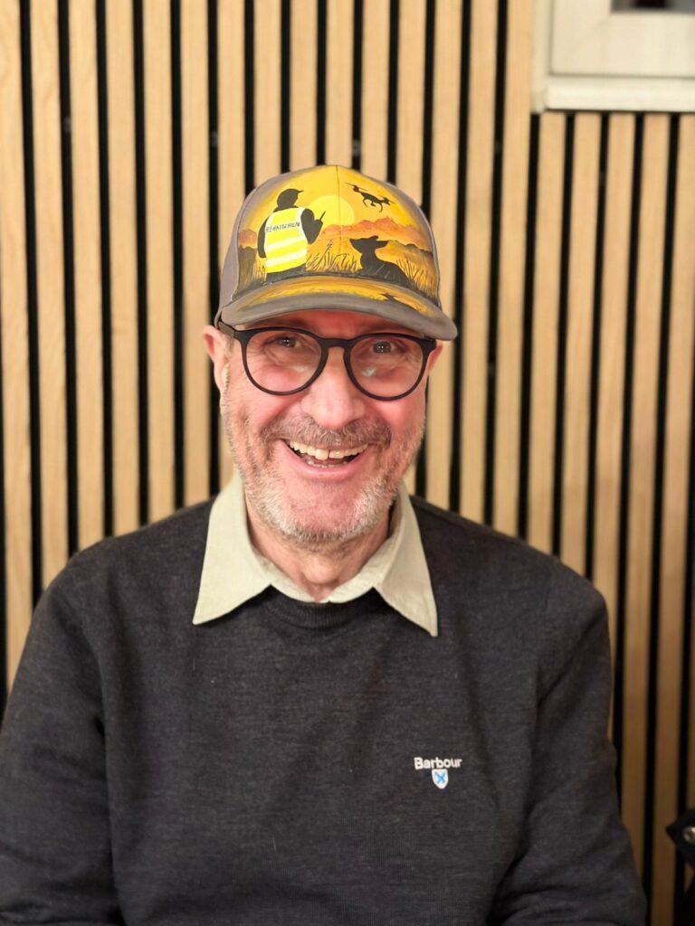 Mann trägt eine KitzCaps Cap mit Tiermotiv in einer Portraitaufnahme