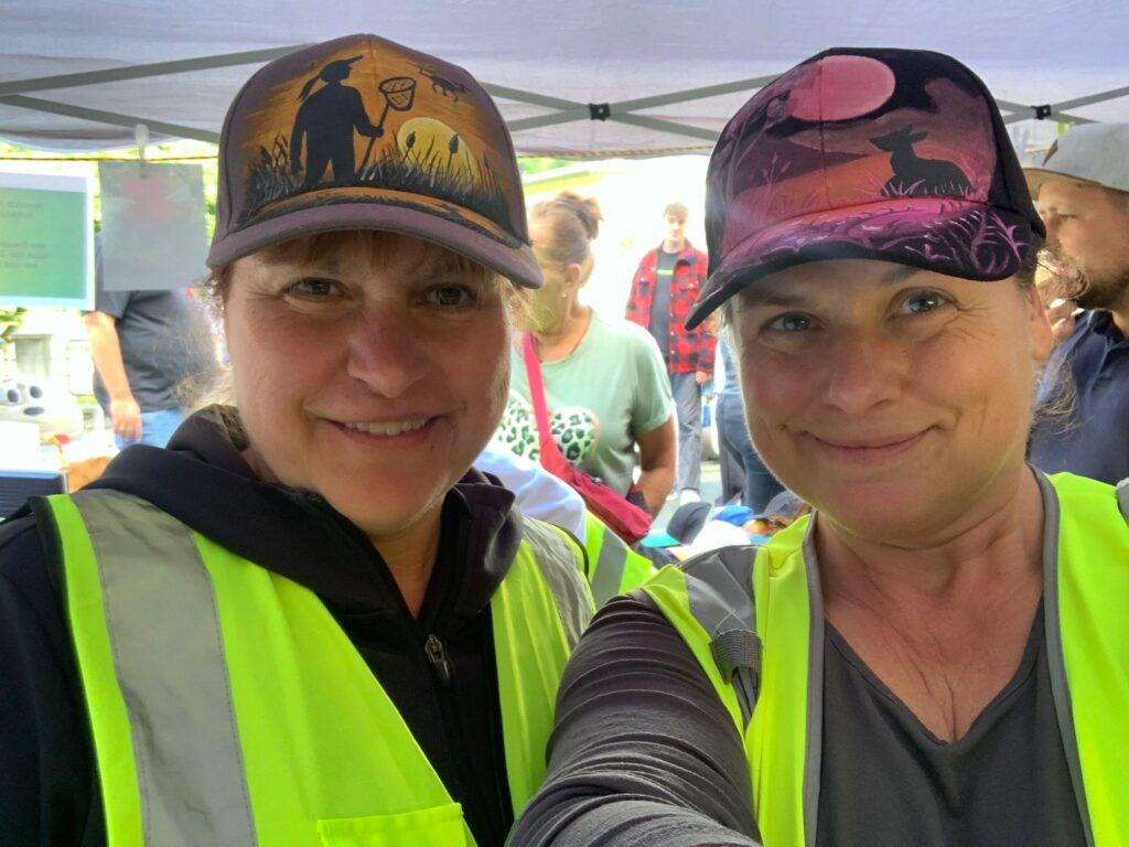 Zwei Helferinnen bei der Rehkitzrettung tragen KitzCaps Caps