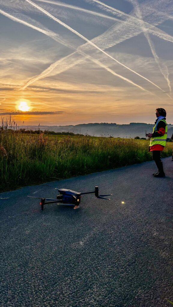 Drohne steht bereit für einen Einsatz zur Rehkitzrettung bei Sonnenuntergang