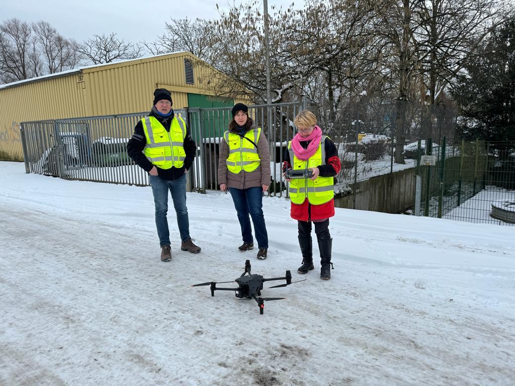 Vereinsübergreifender Einsatz bei einem Animal-Hoarding-Fall mit Drohne und Helfern in Warnwesten
